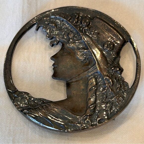 VINTAGE ART DECO STERLING SILVER MAIDEN LADY PORTRAIT REPOUSSE ROUND PIN PENDANT - Picture 5 of 7